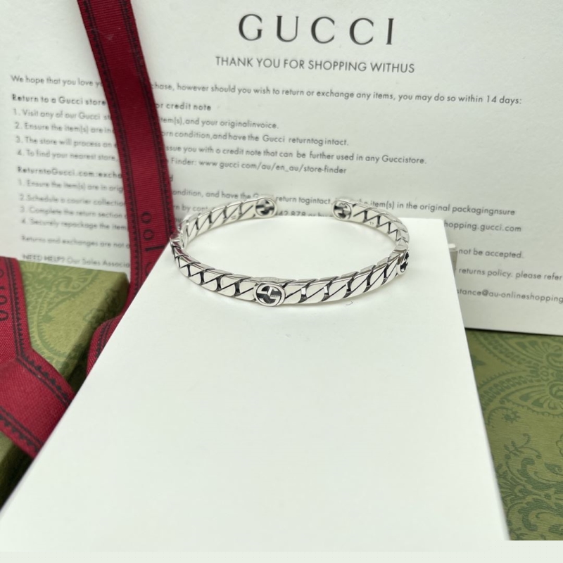 G*u*i bracelets